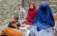 Động đất ở Afghanistan 'chôn vùi' nữ giới tới 2 lần