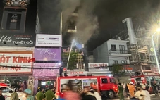 Cháy nhà 3 tầng tại trung tâm Nha Trang, cảnh sát phá cửa dập lửa