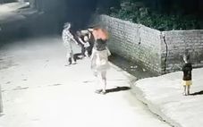 Bé trai 4 tuổi hô hoán người lớn cứu em 2 tuổi ngã xuống mương