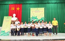 Phân bón Cà Mau trao học bổng năm học mới