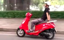 Thanh niên thả 2 tay,  ngửa người về sau, để xe máy tự chạy trên đường phố Nha Trang
