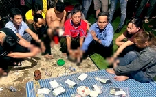 Lợi dụng đám tang mở sới bạc, 14 con bạc bị 'hốt' trong đêm
