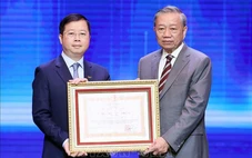 Tổng Bí thư Tô Lâm trao Huân chương Lao động hạng Nhất cho VTV