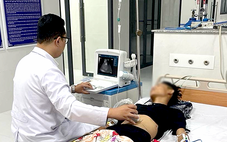 Bác sĩ Bệnh viện Bình Dân bay ra Côn Đảo từ sớm cấp cứu cho người dân