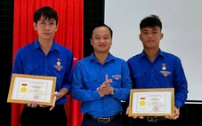 Hai thanh niên nghĩa hiệp nhảy xuống sông Kiến Giang cứu người nhận huy hiệu Tuổi trẻ dũng cảm
