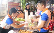 Tô mì yêu thương của 'Những chàng trai Hóc Môn'