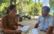 Chậm xử lý hồ sơ, cán bộ đến nhà xin lỗi, người dân vui vẻ sẻ chia nỗi vất vả