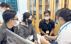Đóng viện phí cho người lạ