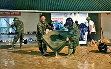 Bộ đội đưa hơn 300 học sinh chạy lũ trong đêm