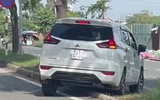 Tài xế ô tô không kiên nhẫn, chạy qua dải phân cách cứng trên đường Nguyễn Văn Linh để thoát kẹt xe