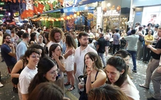 Trung tâm TP.HCM đông vui khách quốc tế đón năm mới 2026 từ sáng sớm