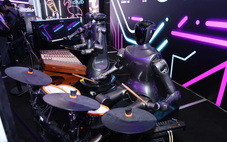 Ban nhạc robot Trung Quốc chạy sô Tết 'bở hơi tai'