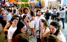 Trung tâm TP.HCM đông vui khách quốc tế đón năm mới 2026 từ sáng sớm