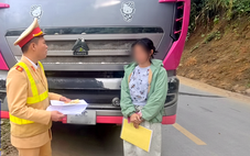 Phạt nữ Tiktoker dừng xe tải giữa đường để tranh luận việc 'nháy đèn'