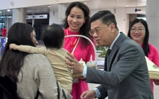 Đến TP.HCM đón năm mới, nhiều du khách được tặng quà từ trên máy bay lẫn ở sân bay