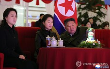 Ông Kim Jong Un cùng con gái dự lễ năm mới, gửi thông điệp đến binh sĩ ở Nga