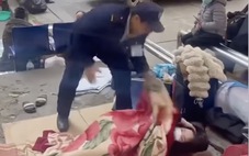 Bức xúc bảo vệ 'ném chăn' người nhà bệnh nhân giữa trời lạnh, thương những người vạ vật ở bệnh viện