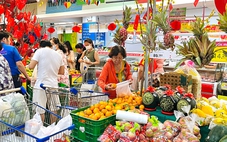 Hàng Tết đã lên kệ chợ và siêu thị TP.HCM, giá cả có tăng không?