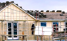 Giá nhà ở Mỹ sụt giảm do lãi suất cao và bất định kinh tế