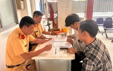 Vụ người đi xe máy ngăn cản cảnh sát giao thông: Không chấp hành đo nồng độ cồn