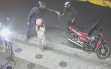 Rút xăng cho hai cha con dắt bộ trên đường: Câu chuyện đẹp ở thành phố nghĩa tình cần lan tỏa