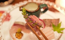 Tranh cãi đặt bánh sinh nhật khi ăn omakase phải đặt cọc 1 triệu đồng