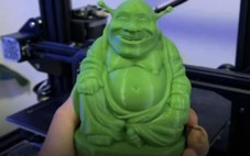 Người phụ nữ thờ tượng hoạt hình Shrek suốt 4 năm, tưởng là tượng Phật