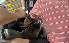 Công nhân xưởng chế biến thịt heo bị máy xay thịt cuốn nát bàn tay