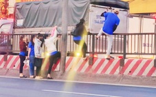 'Thót tim' cảnh hàng chục người trèo rào dải phân cách  băng qua quốc lộ 1 cũ