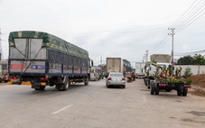 Cao tốc thiếu trạm dừng nghỉ, nút giao quốc lộ 9 thành 'trạm dừng' tiếp tế, vệ sinh