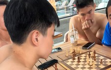 Đình Bắc và các cầu thủ U23 Việt Nam chơi cờ để thư giãn, nhiều lợi ích về tư duy chiến thuật?