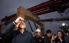 Hình ảnh công tác cứu hộ vụ cần cẩu đè tàu hỏa ở Thái Lan