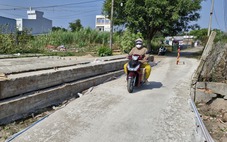 Cầu xây mãi không xong, dân tự ý lấp rạch làm đường đi