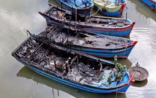 Hình ảnh 4 tàu cá cháy lúc rạng sáng, công an đang tìm nguyên nhân