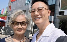 Xúc động Hoàng Bách hát với mẹ mà anh gọi là em bé 1.010 tháng tuổi