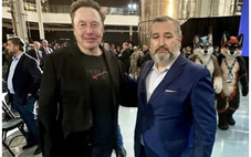 Ảnh Elon Musk chụp cùng Thượng nghị sĩ Ted Cruz bị thêm chi tiết gây phản cảm