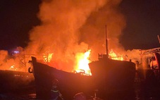 Cháy dữ dội lúc rạng sáng, 4 tàu cá ở Quảng Ngãi hư hỏng nặng