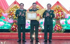 Trao tặng danh hiệu Anh hùng lực lượng vũ trang cho trung tướng Huỳnh Tiền Phong