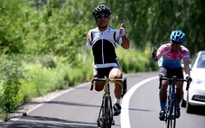 Cụt một tay, một chân, chàng trai đạp xe qua 25 quốc gia, chinh phục nóc nhà châu Phi