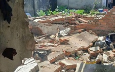 Nổ bung tường nghi do làm pháo, khách đến chơi bị thương nặng