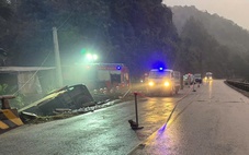 Xe khách lật trên quốc lộ trong trời mưa mù, 4 người chết tại chỗ