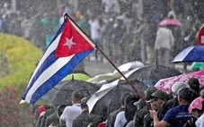 Người dân Cuba đội mưa tiễn biệt 32 binh sĩ tử trận trong chiến dịch Mỹ bắt giữ ông Maduro