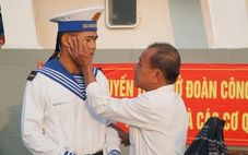 Xúc động giây phút cha tiễn con trai lên đường ra nhà giàn DK1 làm nhiệm vụ