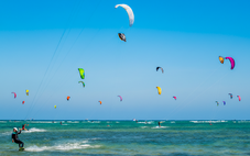 Đã mắt với ‘đại tiệc’ ván diều rực rỡ sắc màu trên biển ở Khánh Hòa