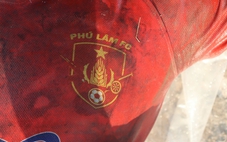 Công an TP.HCM tìm người thân nam giới trôi sông mặc áo đá banh in dòng chữ 'Phú Lâm FC'