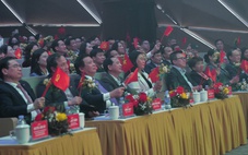 Đăng Dương, Vũ Thắng Lợi, Anh Tú 'Voi Bản Đôn' hát giữa cờ hoa ở Nhà hát Hồ Gươm, mừng Đại hội Đảng