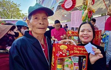 Dân vùng lũ Phú Yên đi chợ 0 đồng, xách hàng trĩu tay