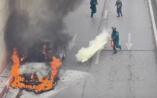 Xe Audi cháy ngùn ngụt ngay trước lối vào hầm chui ở Hà Nội