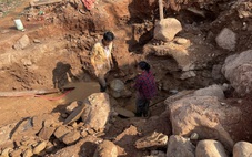 Người dân khoét hàm ếch dưới chân quốc lộ để đãi vàng