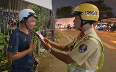 Chưa đầy một giờ, phạt 7 người lái xe máy vi phạm nồng độ cồn tại cửa ngõ TP.HCM